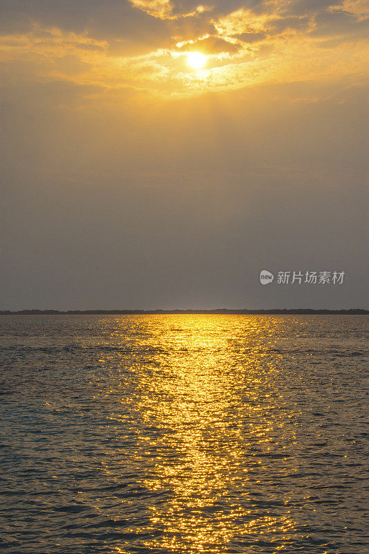 海洋夕阳反射