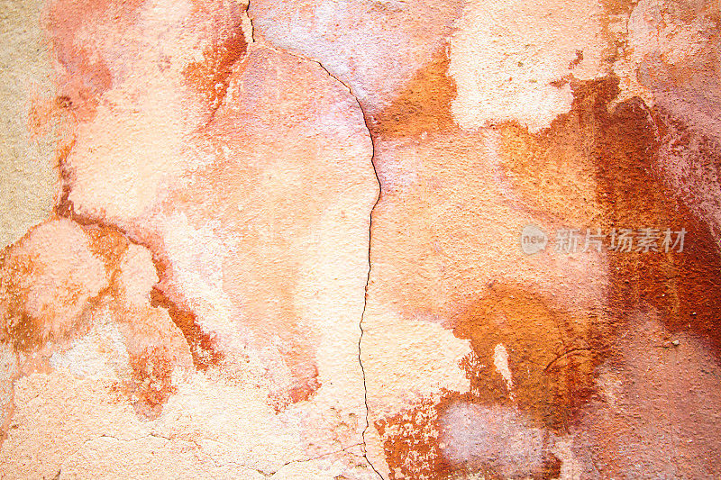 老西西里邋遢斑驳的墙壁背景纹理:粉红-橙色