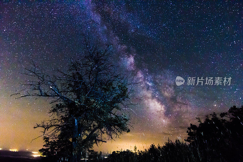 银河系在欧洲一个晴朗的夏夜