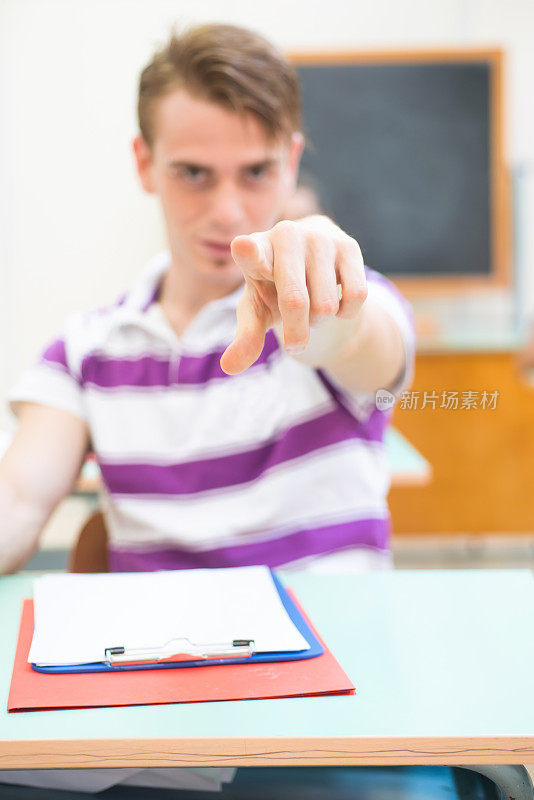 学生在教室里用手指着