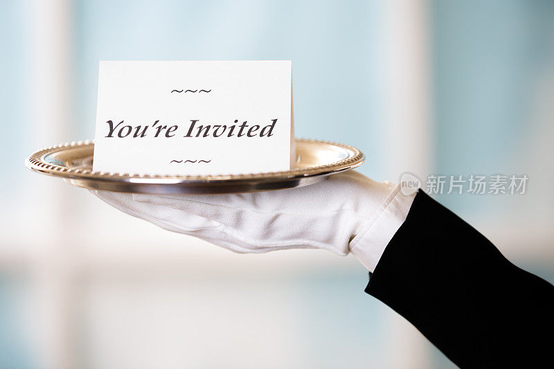 巴特勒拿着放在银盘上的“你被邀请了”卡片。