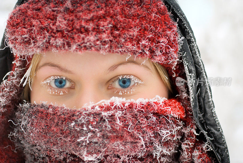 女人的脸在冬天被帽子和围巾覆盖着