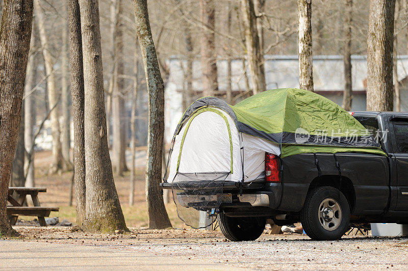 露营地的敞篷小货车