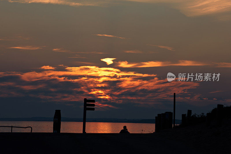 大海和日落时的剪影