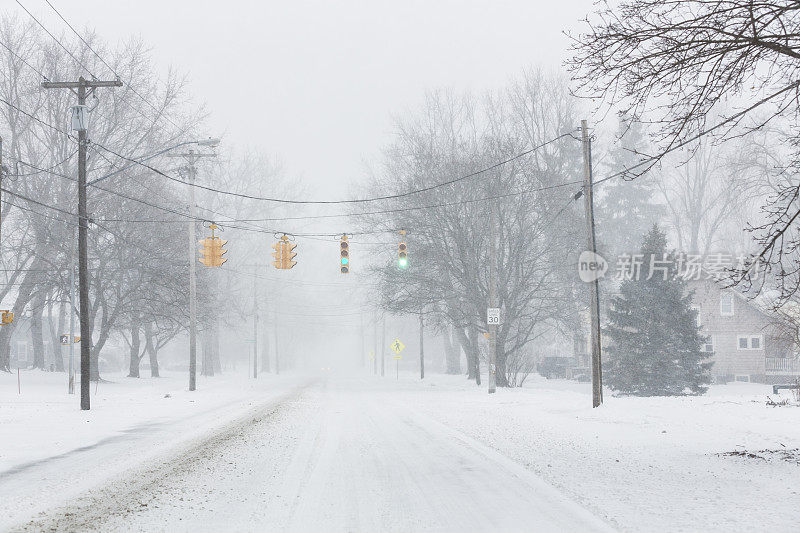 暴风雪雪交通信号绿灯和红灯