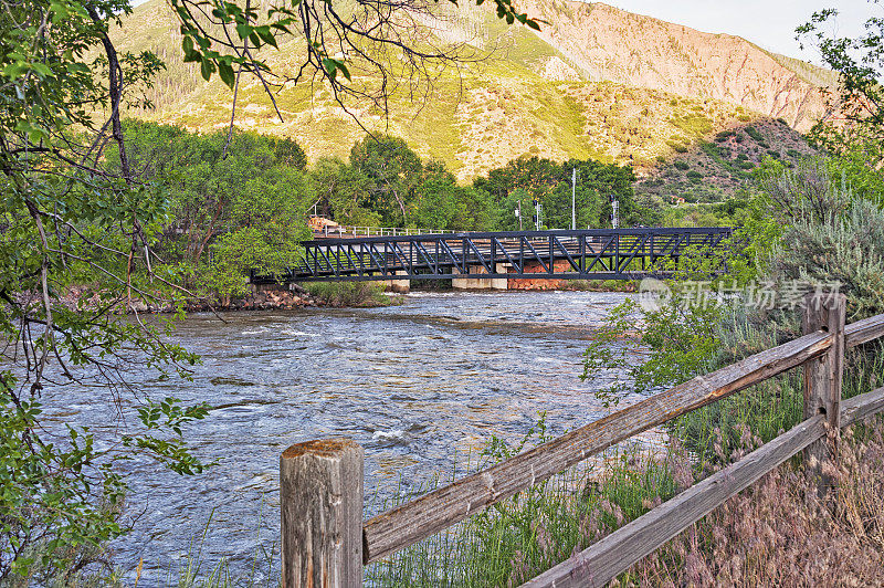 科罗拉多州格伦伍德的科罗拉多河被桥和篱笆淹没