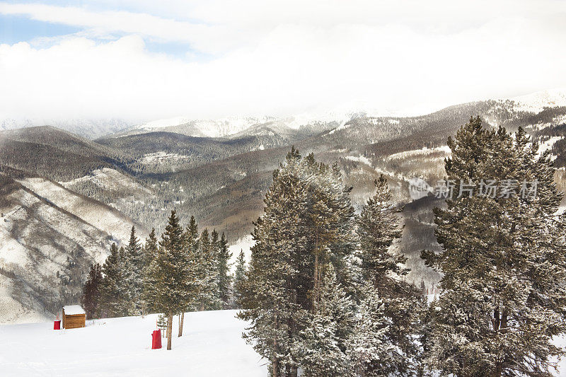 科罗拉多州:韦尔山顶的滑雪坡道。