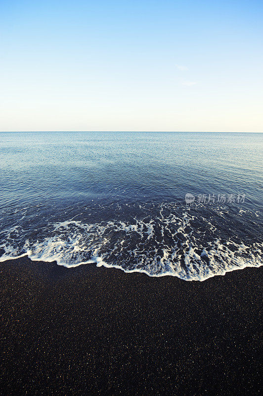 海浪冲上黑沙滩