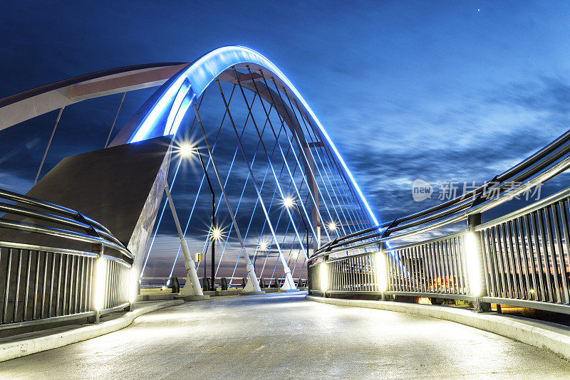 明尼阿波利斯市的现代LED吊桥