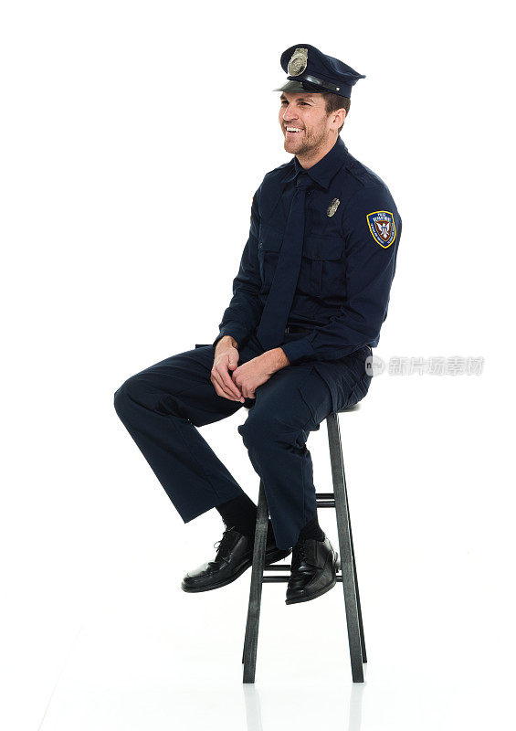 兴高采烈的警察坐在凳子上