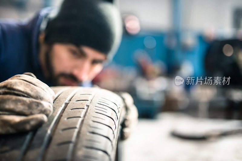 轮胎修理工检查轮胎的完整性