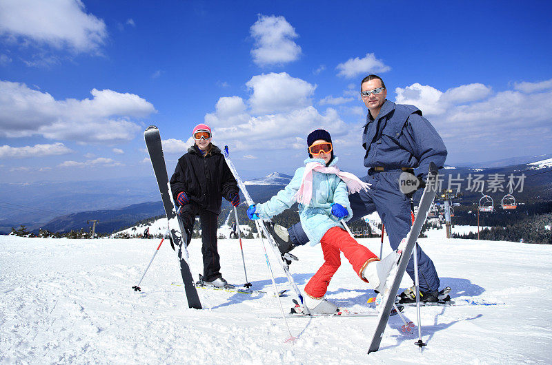 幸福的家庭在滑雪胜地。