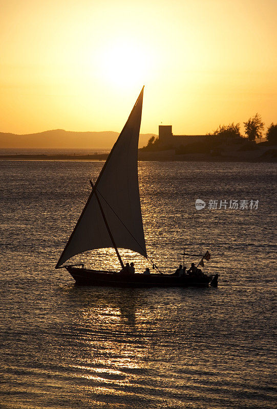 单桅三角帆船在日落时分