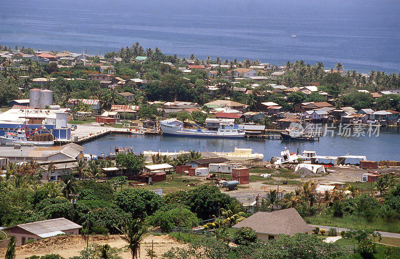 鸟瞰图的码头码头和船在法国港罗阿坦湾群岛的港口城镇洪都拉斯