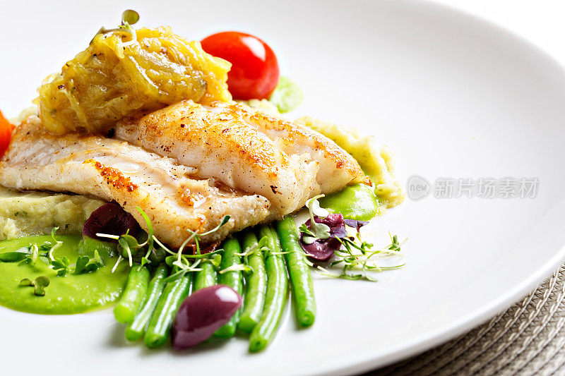 健康的美食:烤鱼和蔬菜