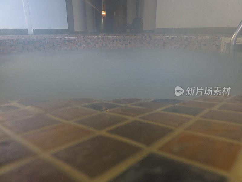 热水浴缸里的雾气和蒸汽