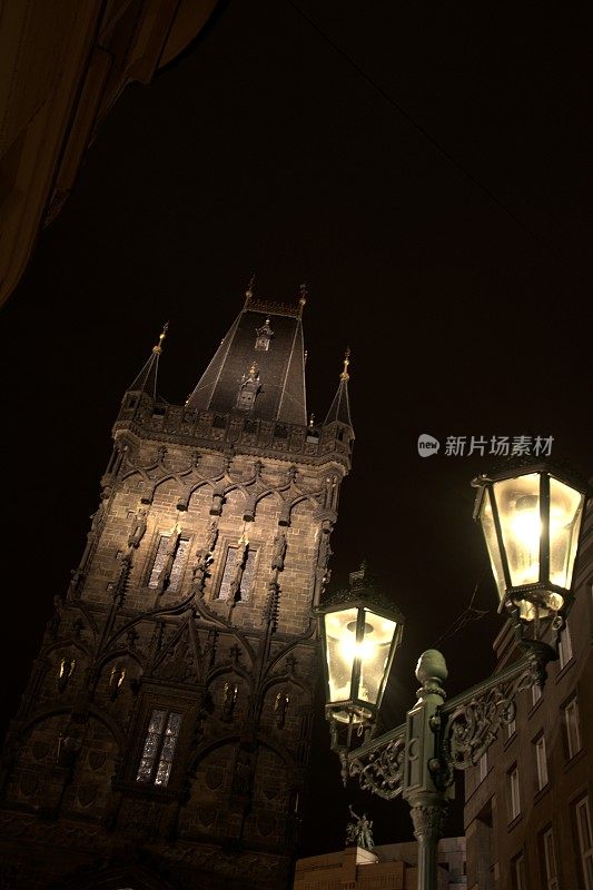 布拉格，捷克共和国，夜晚的火药塔