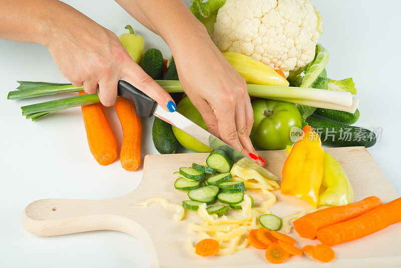 蔬菜，手和刀白底