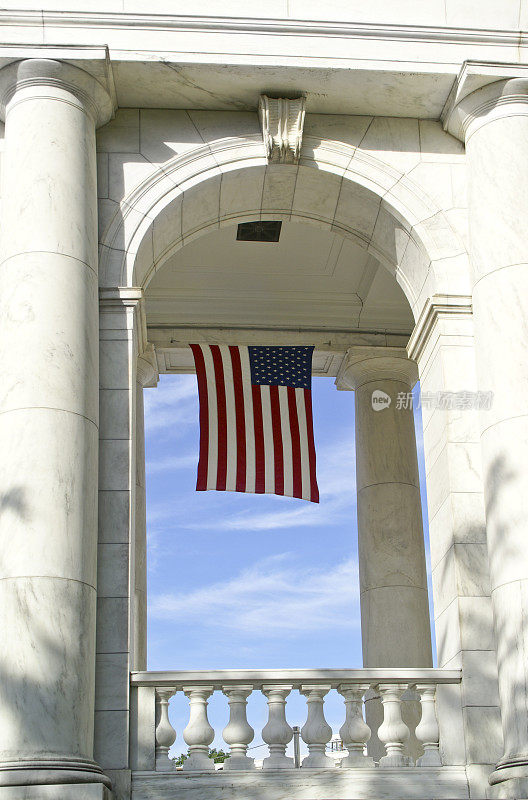 拱门上悬挂着国旗