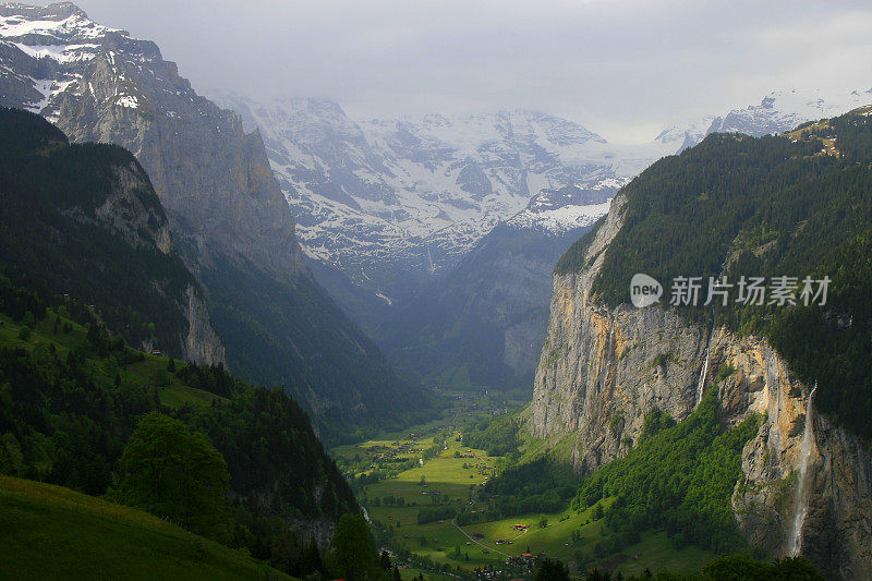 斯陶巴赫瀑布、劳特布鲁南田园诗般的山谷阿尔卑斯乡村、瑞士阿尔卑斯山、温根