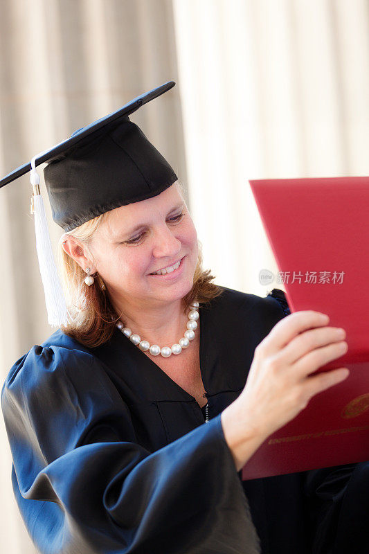 成年女学生在大学毕业典礼上取得毕业证书