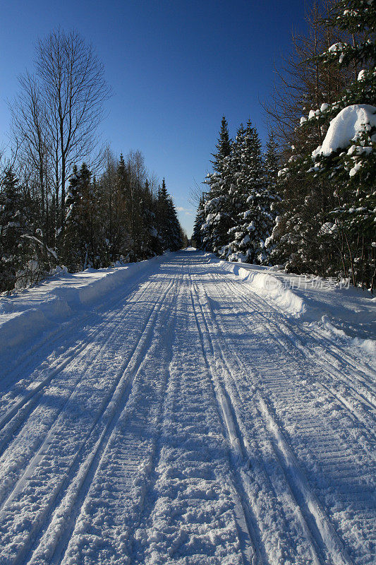 阳光明媚的冬日雪地摩托步道