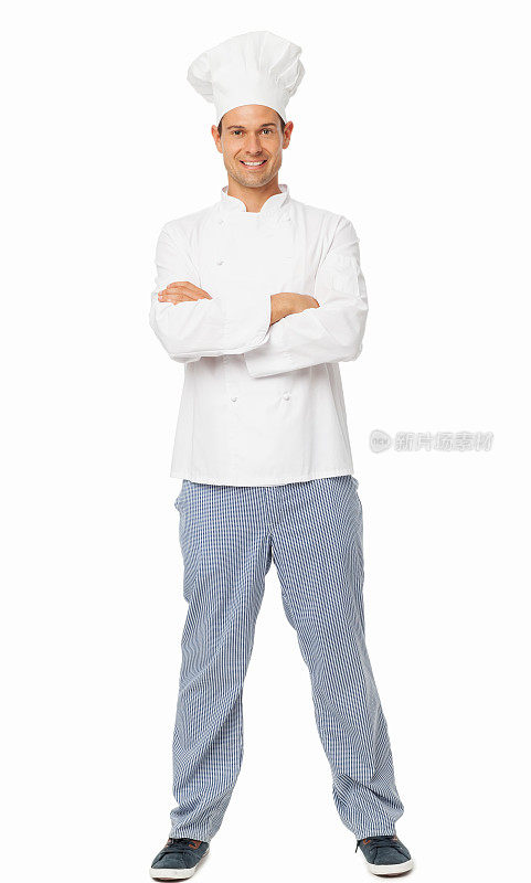 穿制服的厨师双臂交叉站立的肖像