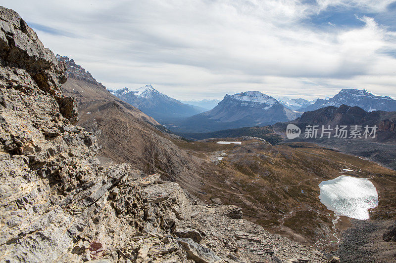 美丽的蓝色高山湖泊在弓山-班夫国家公园-加拿大