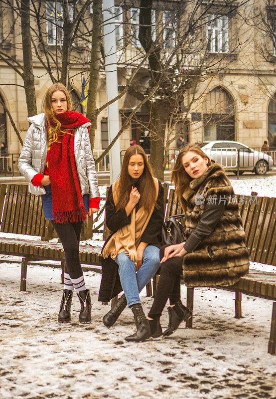 年轻的乌克兰女孩朋友在乌克兰利沃夫公园等待