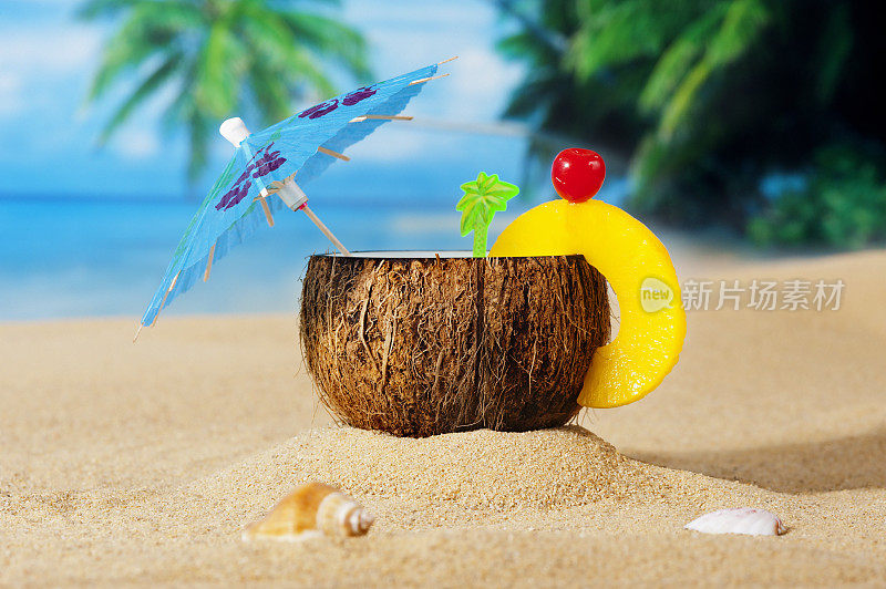 椰子——在海滩上喝