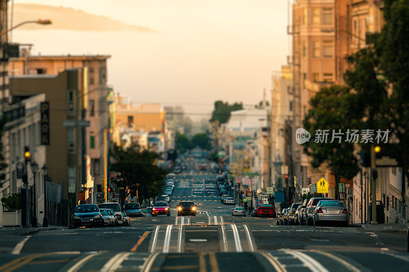 清晨，加州旧金山街道上的汽车
