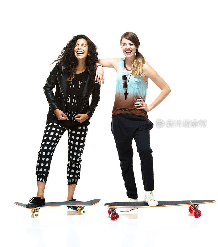 兴高采烈的妇女们站在滑板上
