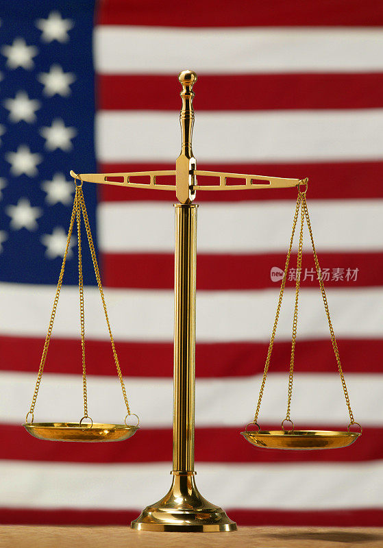 美国国旗下的正义尺度