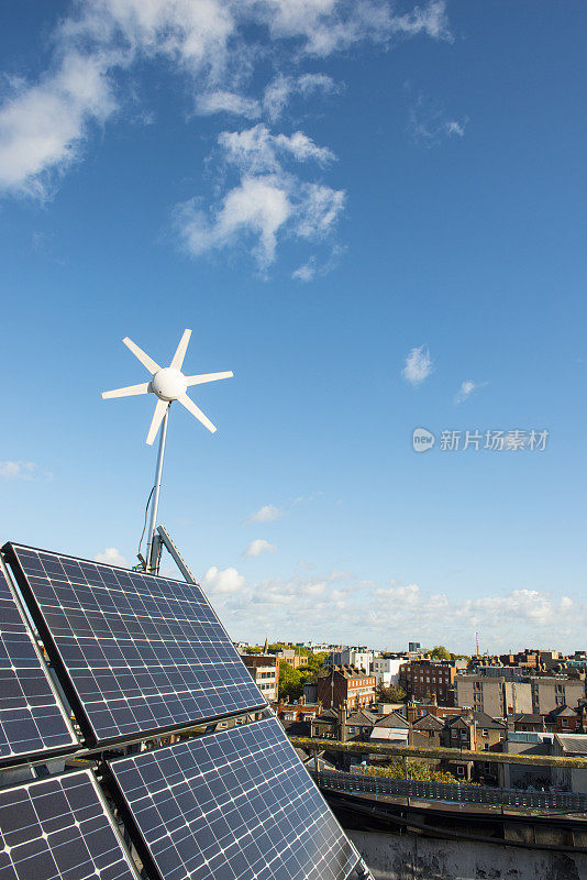 都柏林市屋顶上的太阳能电池板。