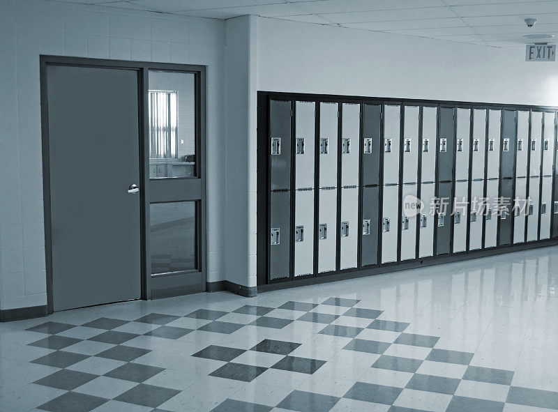 有储物柜的学校走廊