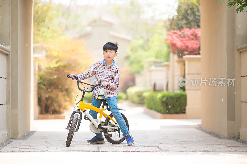 小学生在一个安静的小区里骑自行车