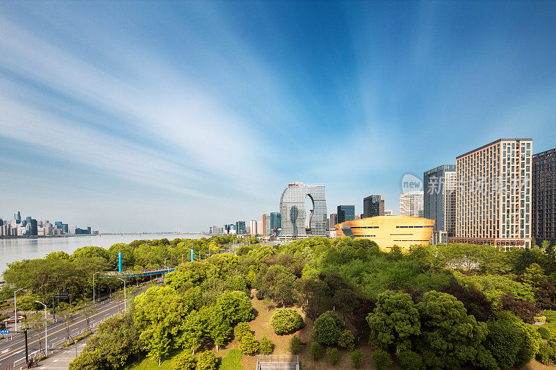 在蓝云的天空中，河边的现代建筑