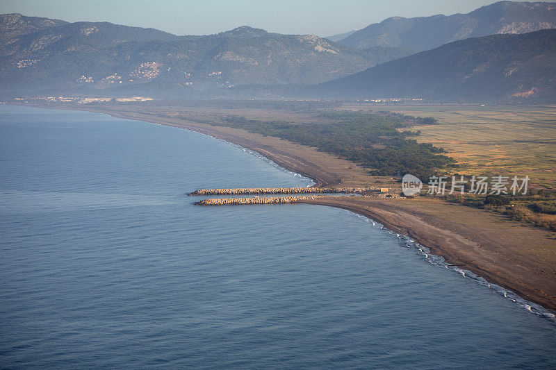 土耳其达拉曼·费提耶·穆格拉附近萨里格姆地区的地中海海岸