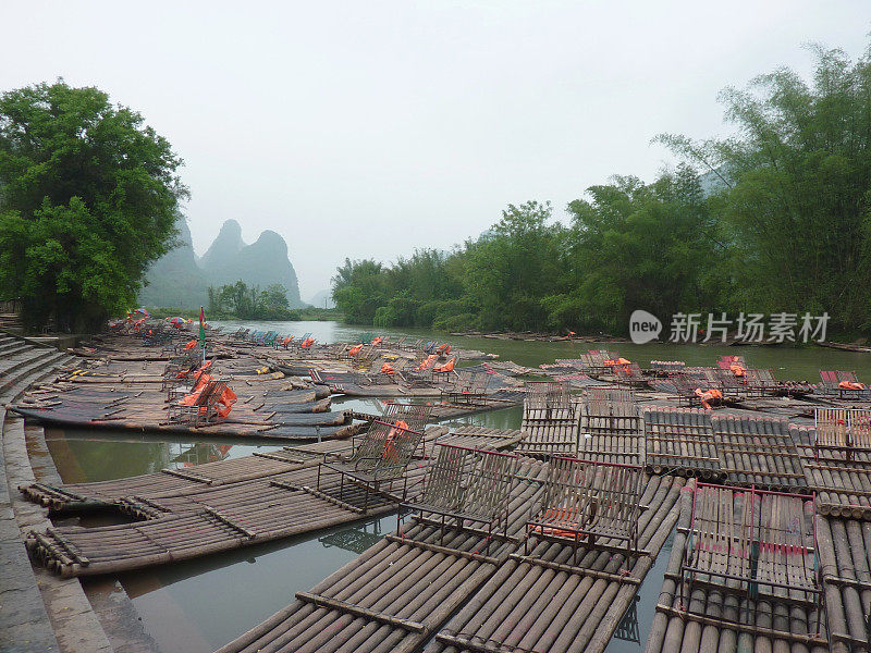 中国遇龙河上的竹筏