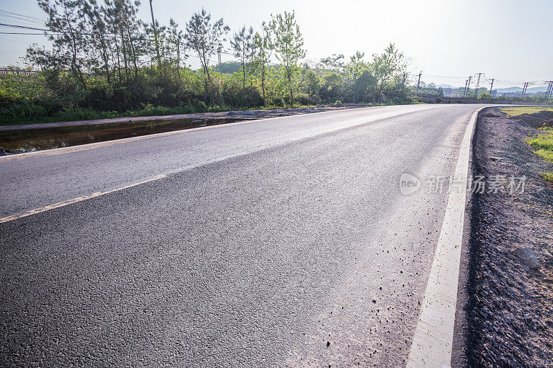 蓝天下的柏油路