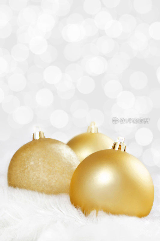 金色圣诞装饰物在白色散焦背景
