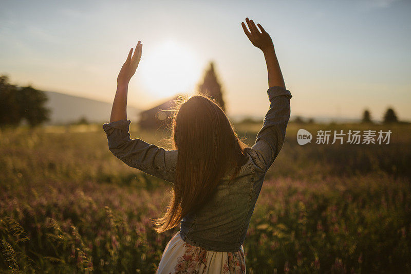 日落时分，在花圃里的女人