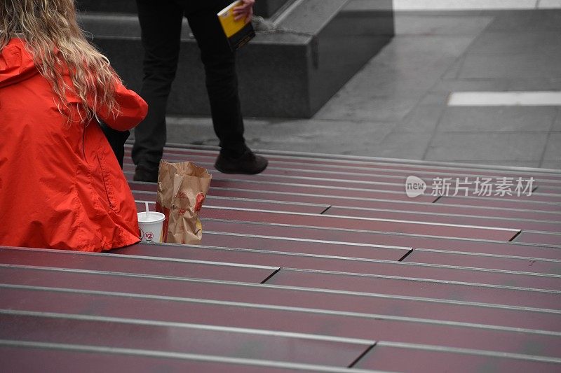 穿红色外套的女人-时代广场