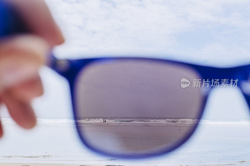 海滩假日，戴着墨镜的POV在彭德Vounder海滩，康沃尔。