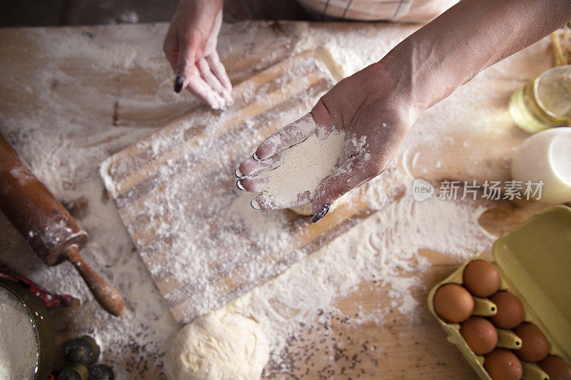 女性面包师的手揉面和做面包的特写