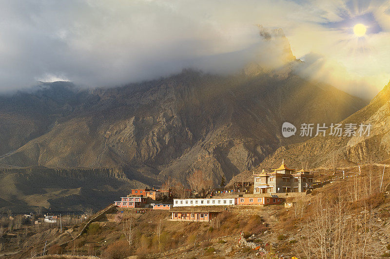 位于尼泊尔喜马拉雅山脉的安纳普尔纳山脉。
