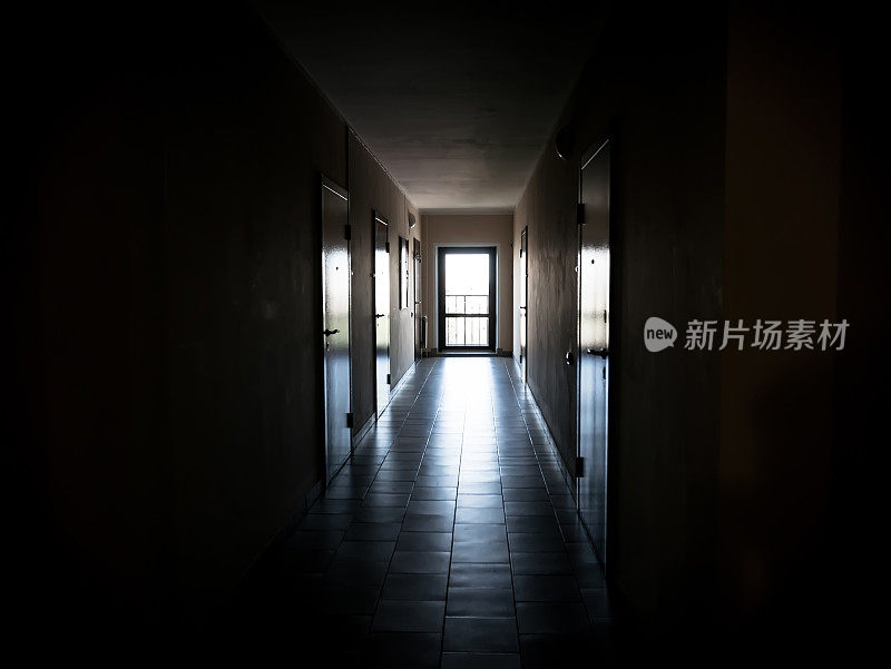 走廊又长又黑，有通往公寓的门