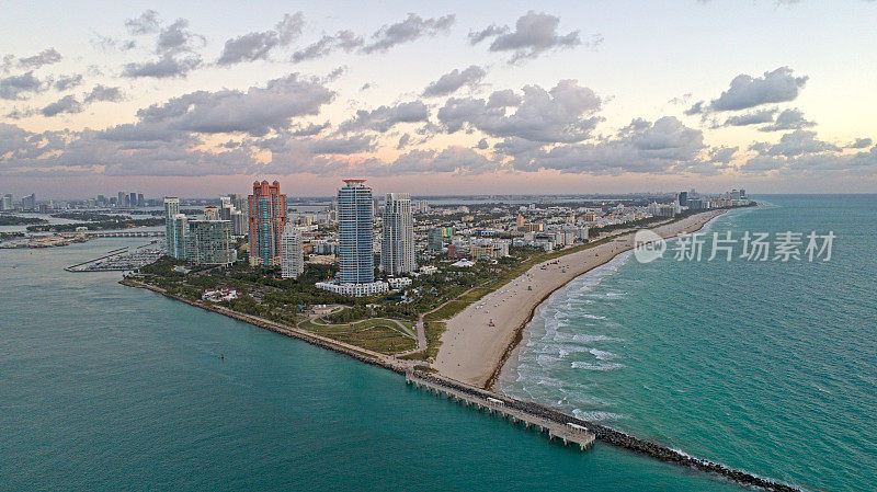 迈阿密南海滩佛罗里达鸟瞰图城市从南角公园看北在日出