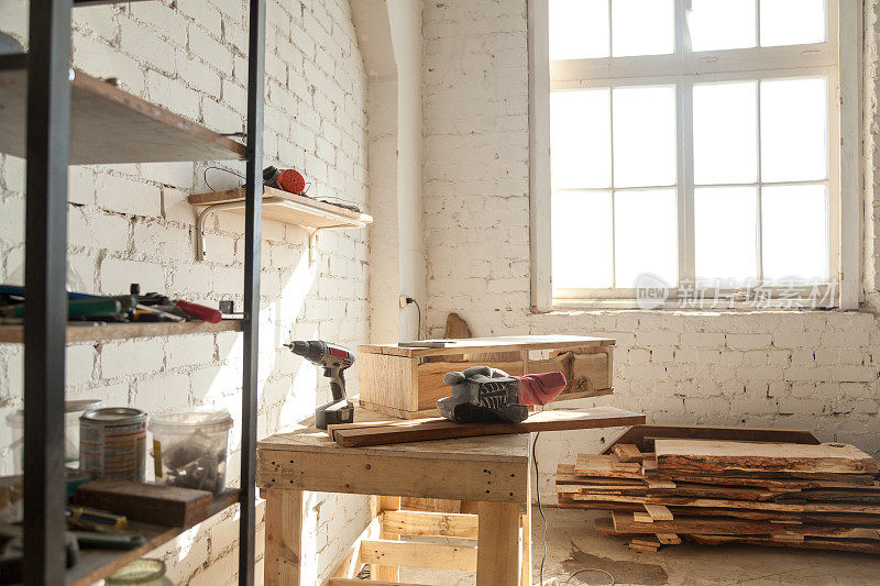 木工车间内部，细木工车间配备木工工具和设备