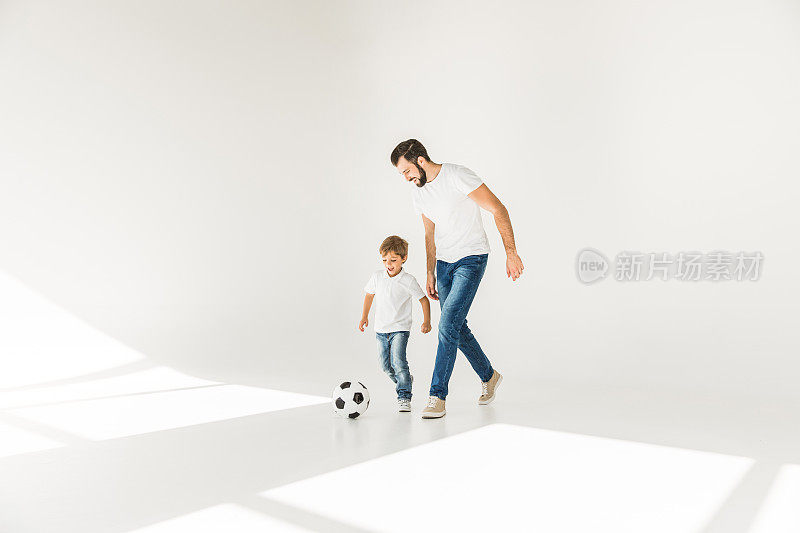父亲和儿子与足球